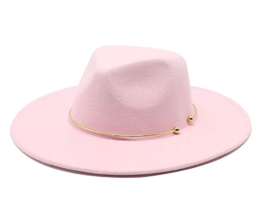 Pălărie roz cu accesoriu auriu