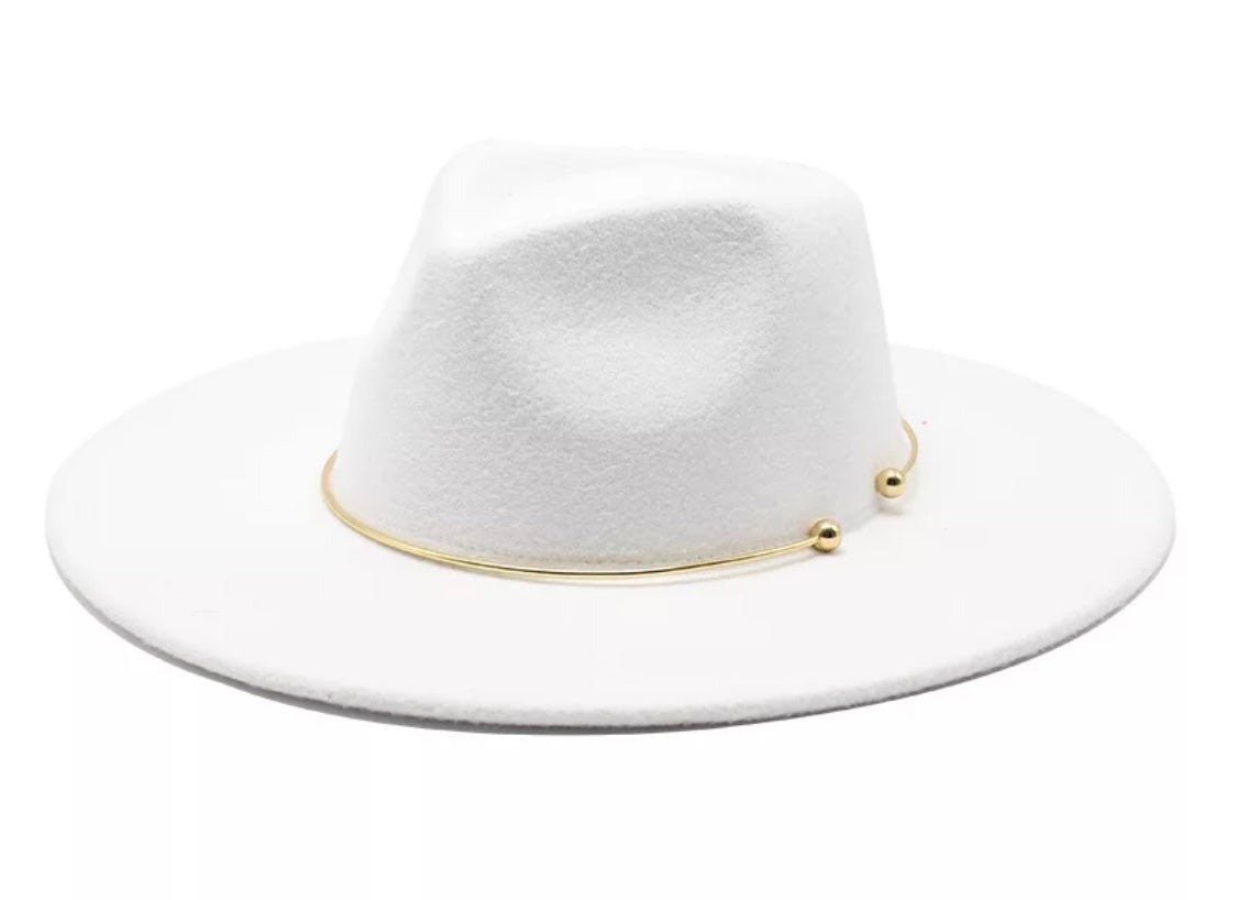 Pălărie albă cu accesoriu auriu