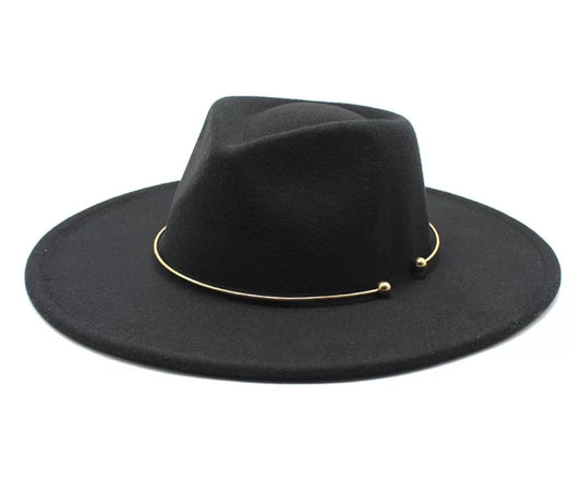 Pălărie neagră cu accesoriu decorativ