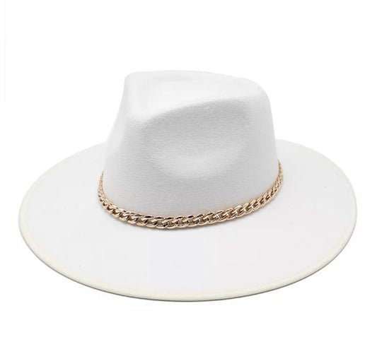 Pălărie albă cu accesoriu auriu