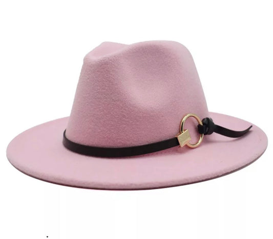 Pălărie roz cu accesoriu decorativ